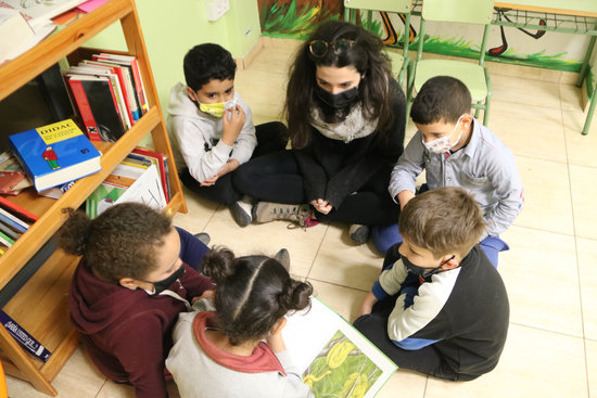A group of young students at Manresa's Escola Popular (by Estefania Escolà)